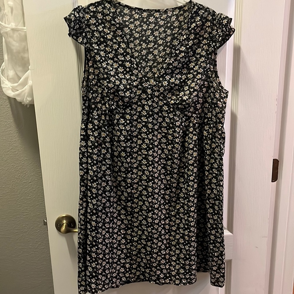 3/$20 Shein black ruffle sleeve, V-neck daisy flower dress-New - Picture 4 of 7